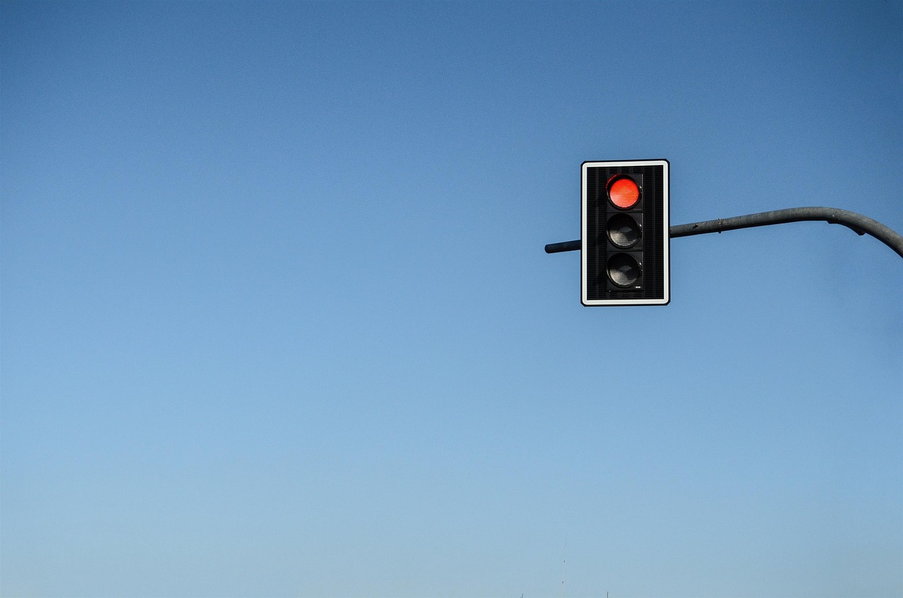 ¿Qué indica un semáforo con una franja blanca vertical?