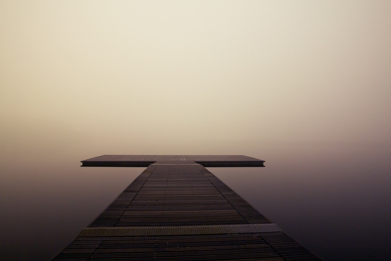 ¿Qué luces se deben encender con niebla densa?