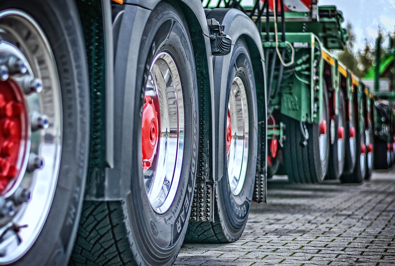 ¿Qué marca es el tractor azul?