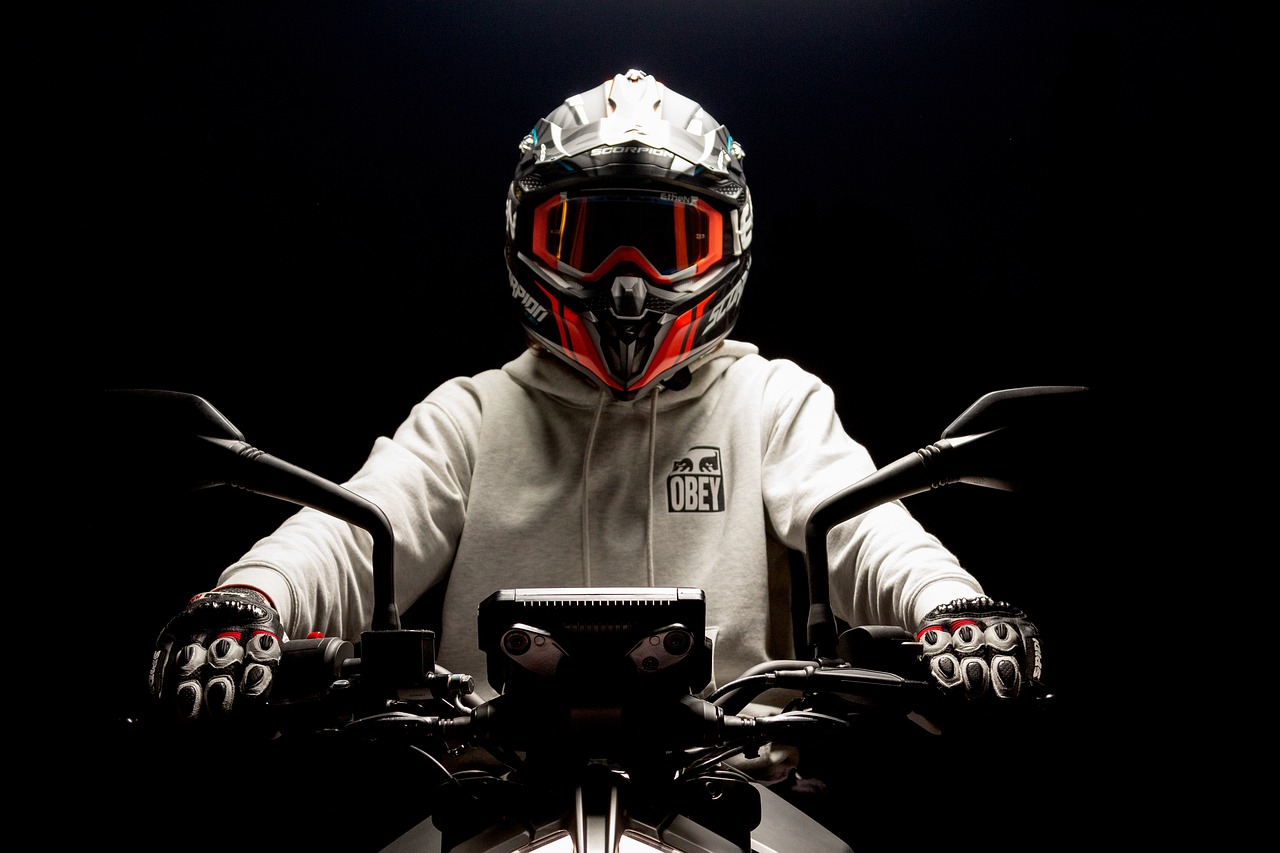 ¿Qué pasa si aceleras demasiado una moto?