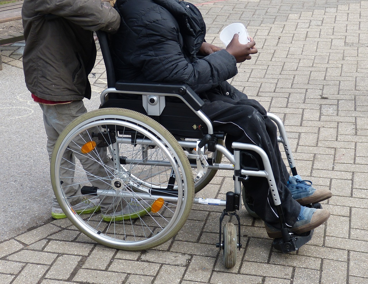 ¿Cómo interactuar con una persona en silla de ruedas?