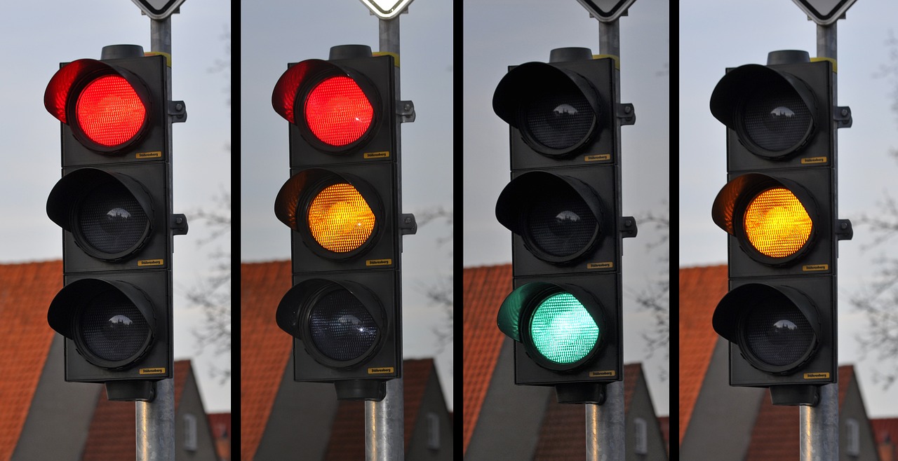¿Qué significa una línea blanca vertical en un semáforo?